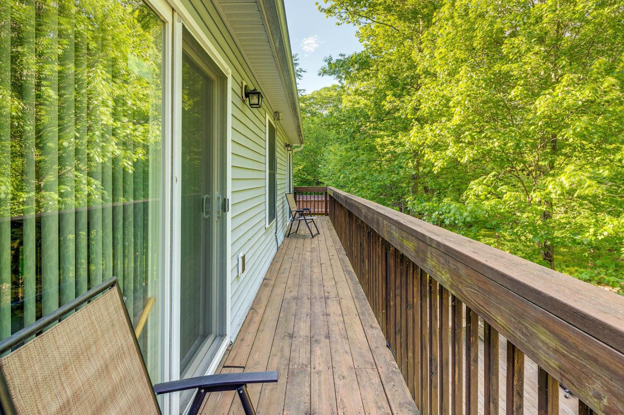 Pet-friendly Pocono Oasis With Hot Tub! Pocono Lake
