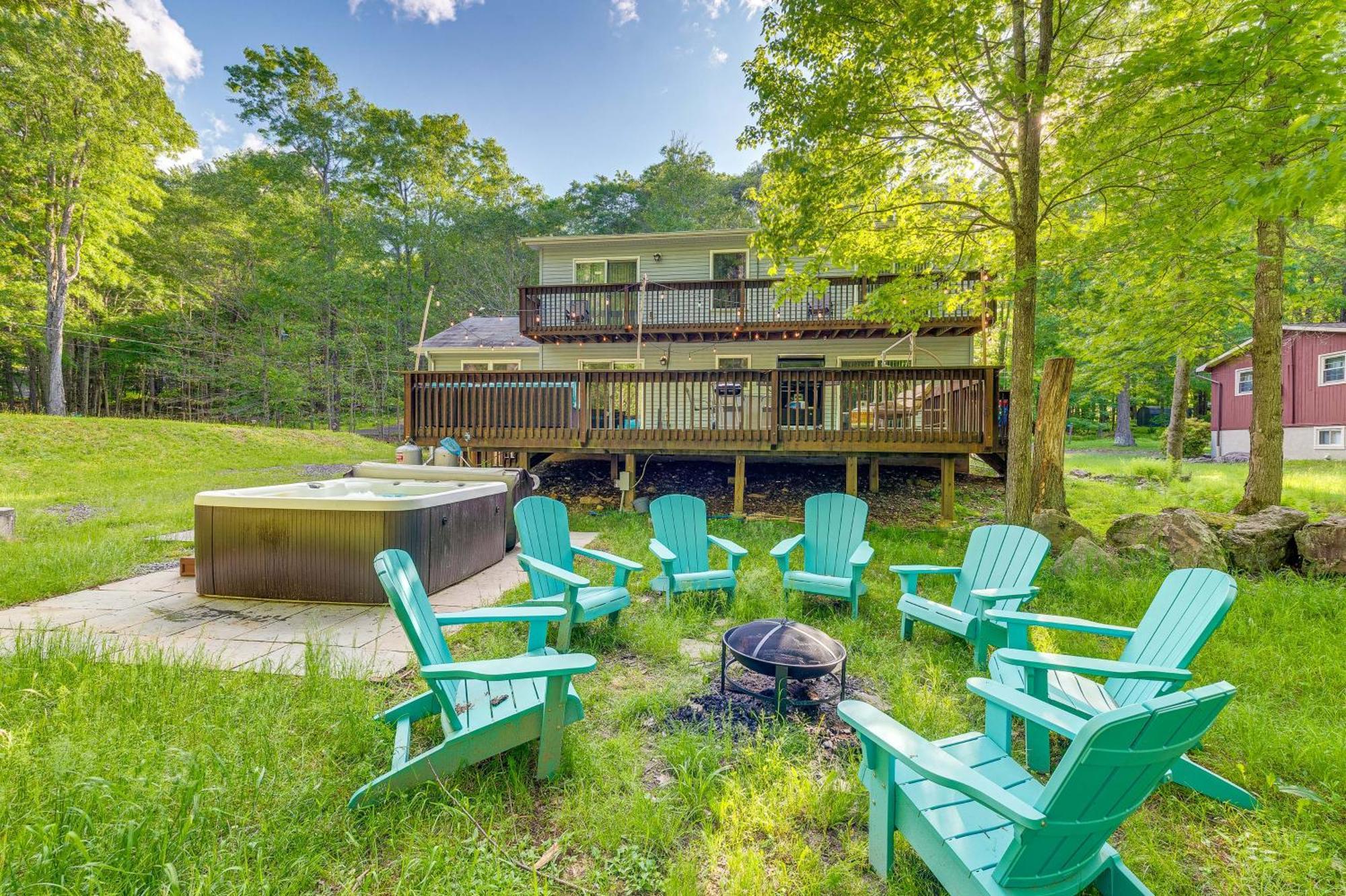 Casa de férias Pet-friendly Pocono Oasis With Hot Tub!