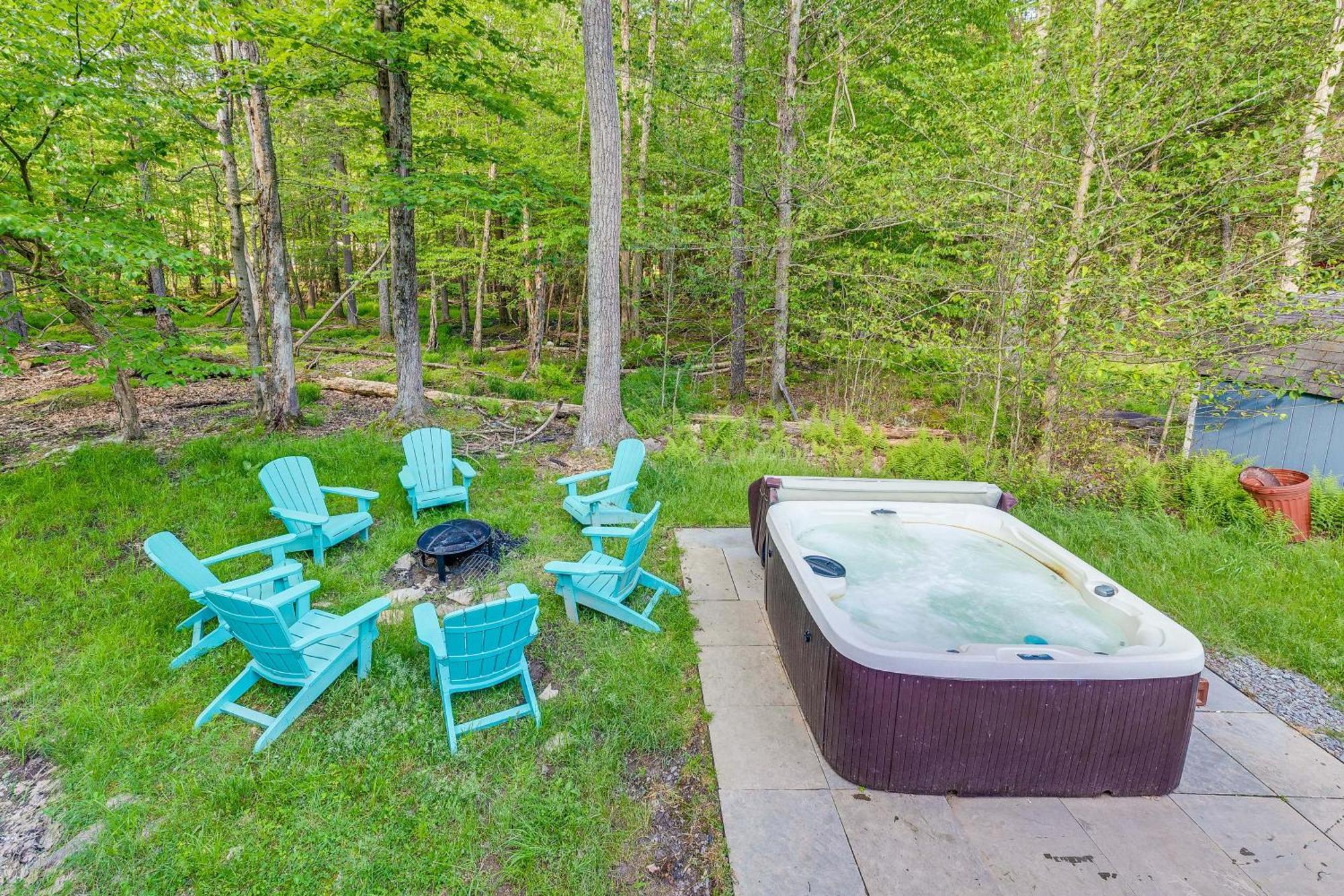 Casa de férias Pet-friendly Pocono Oasis With Hot Tub! *