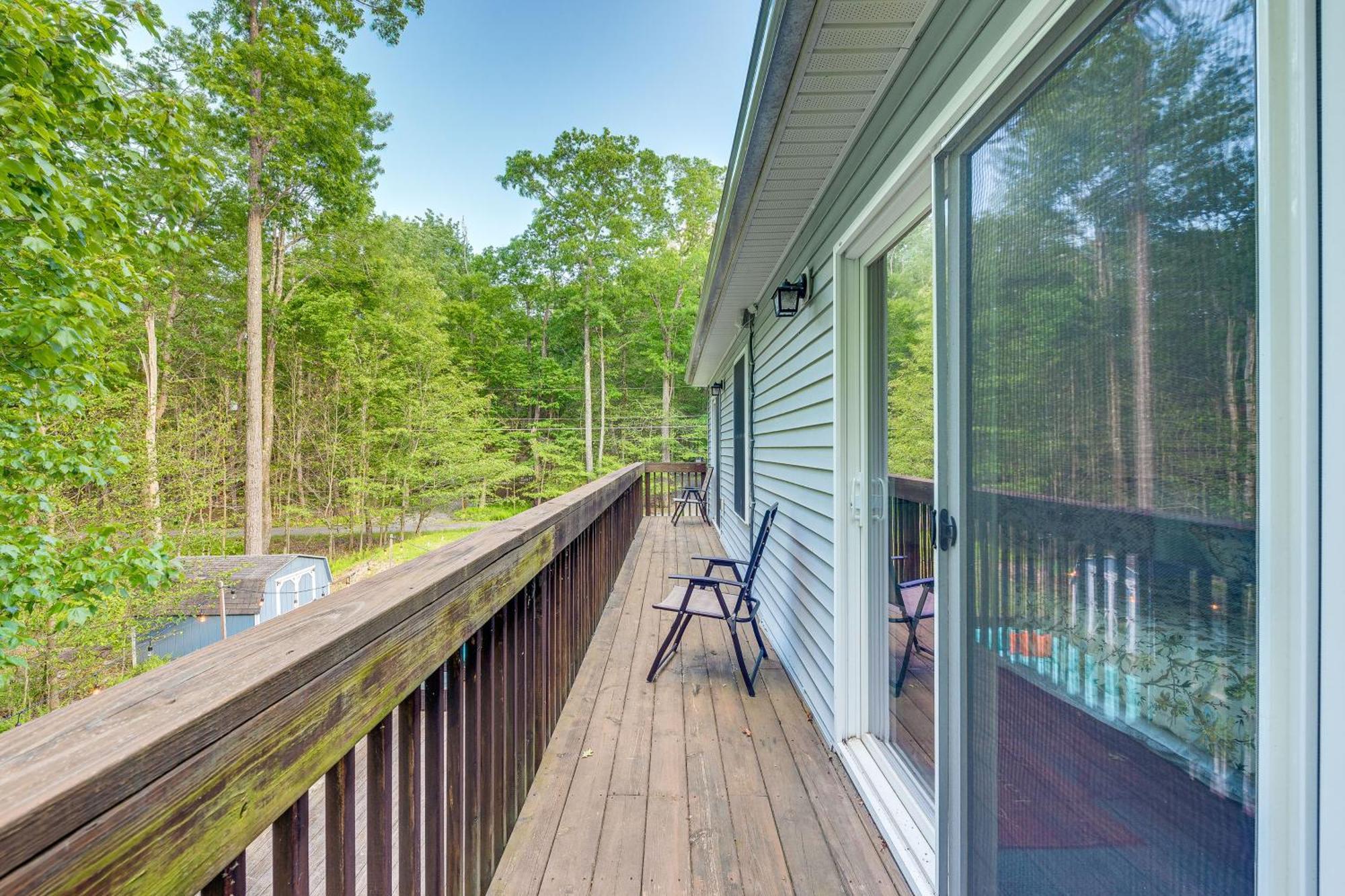 Pet-friendly Pocono Oasis With Hot Tub! Casa de férias Pocono Lake