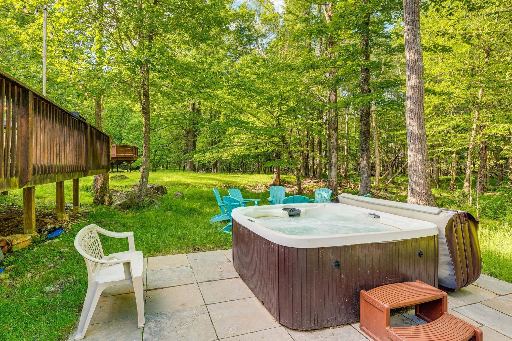 Casa de férias Pet-friendly Pocono Oasis With Hot Tub!