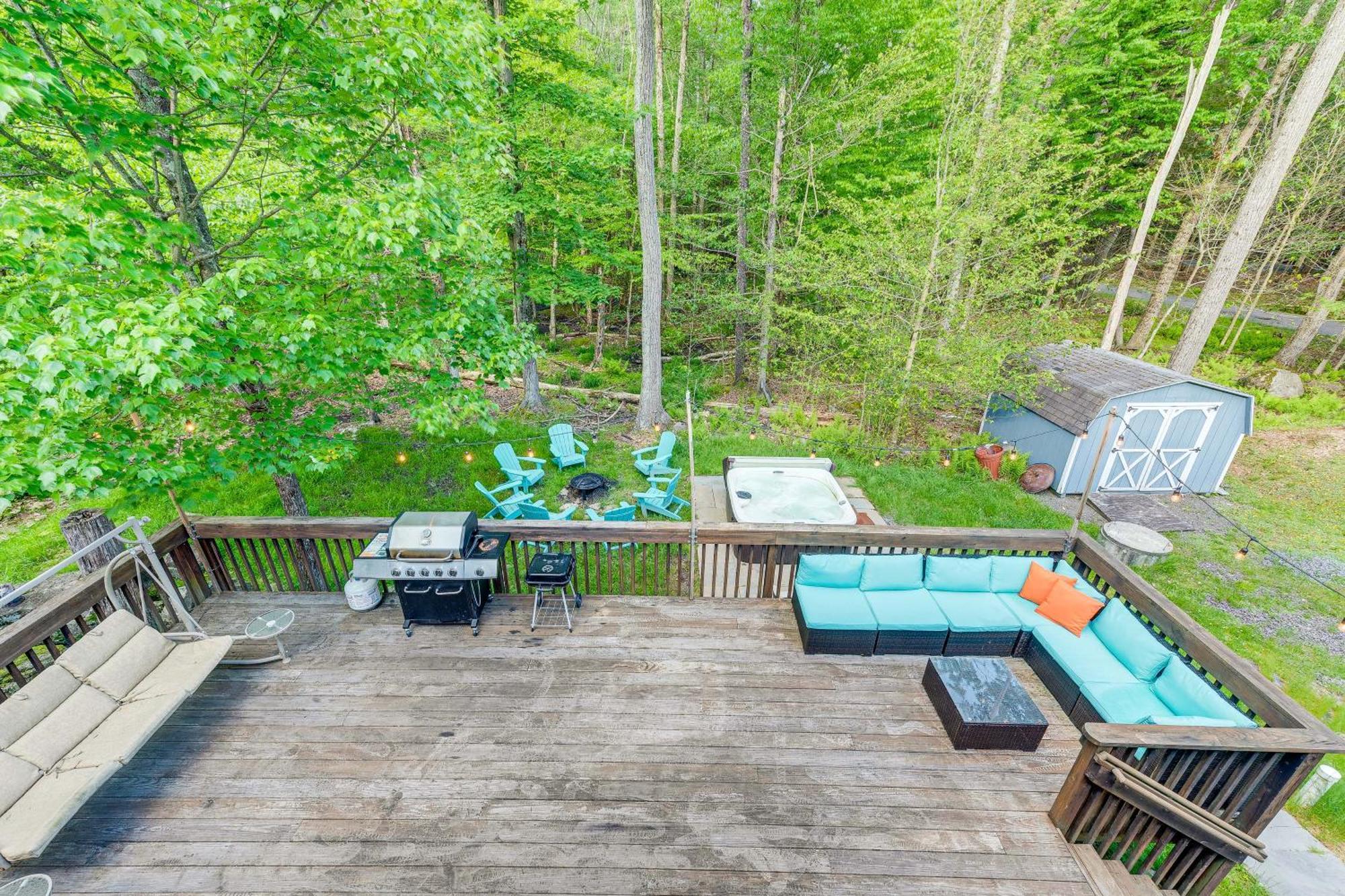 Casa de férias Pet-friendly Pocono Oasis With Hot Tub! *