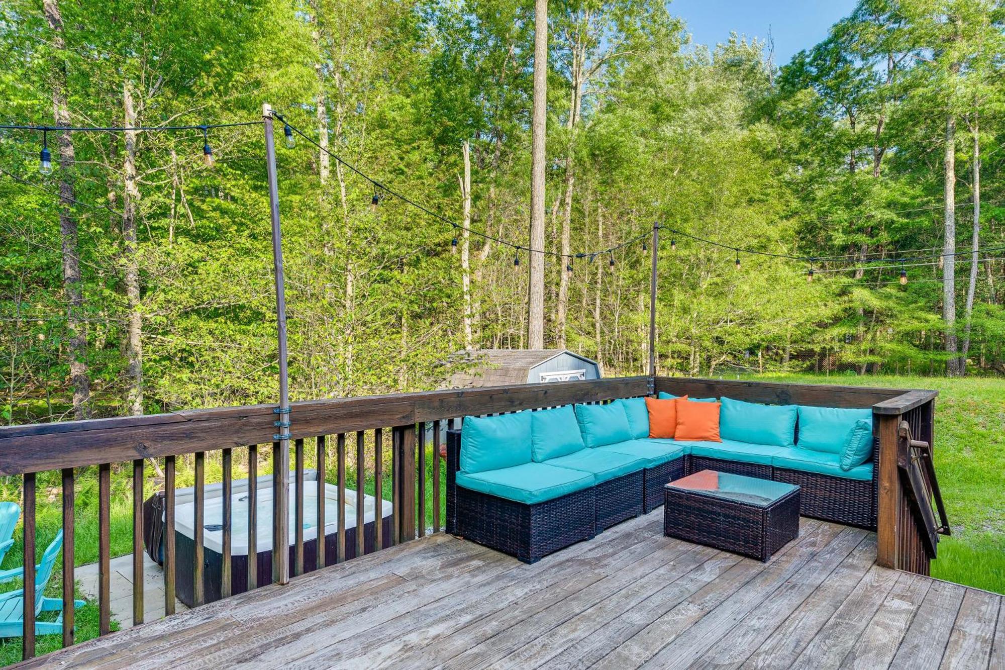 Pet-friendly Pocono Oasis With Hot Tub! Casa de férias Pocono Lake