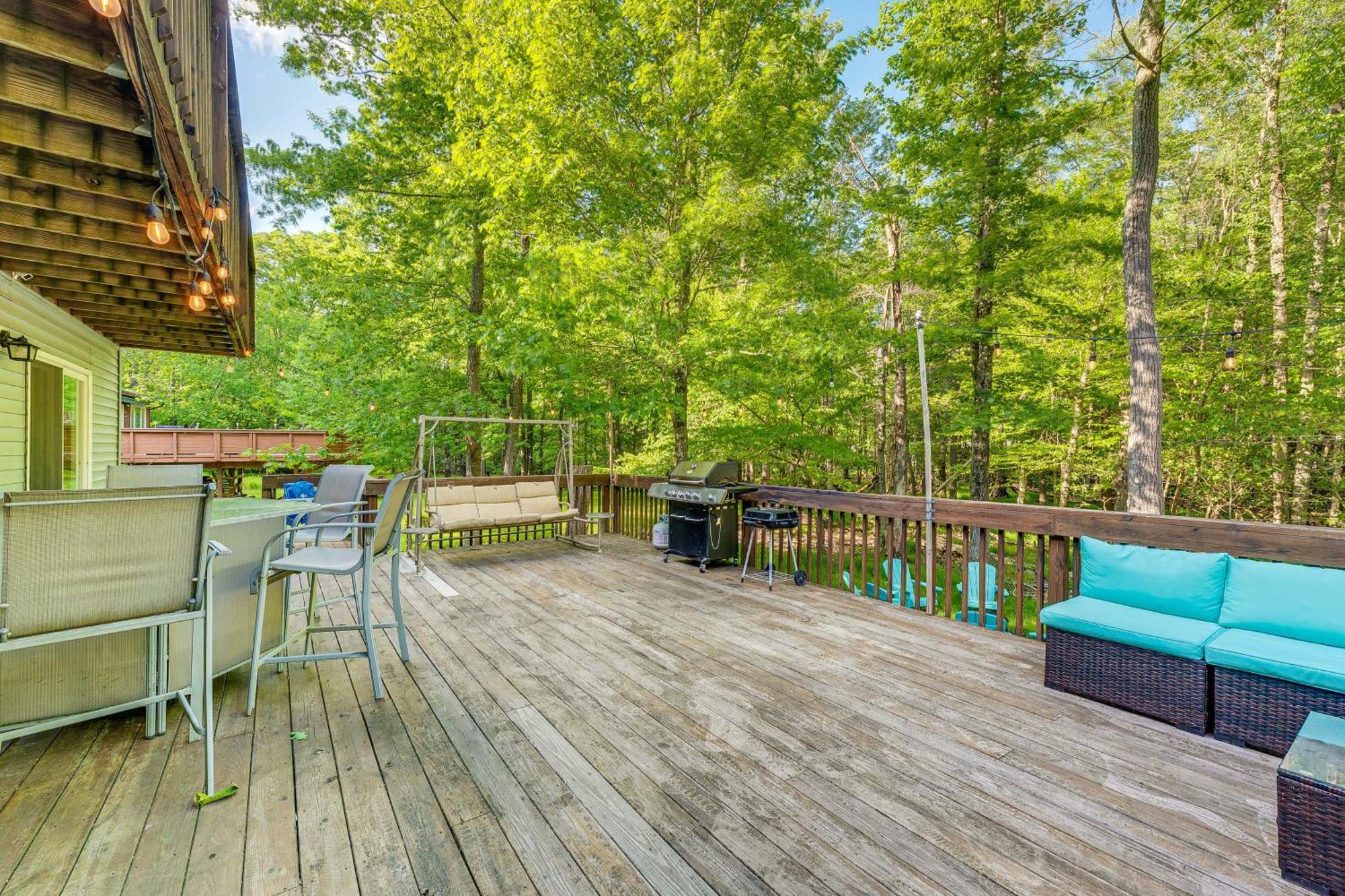 Casa de férias Pet-friendly Pocono Oasis With Hot Tub! Pocono Lake