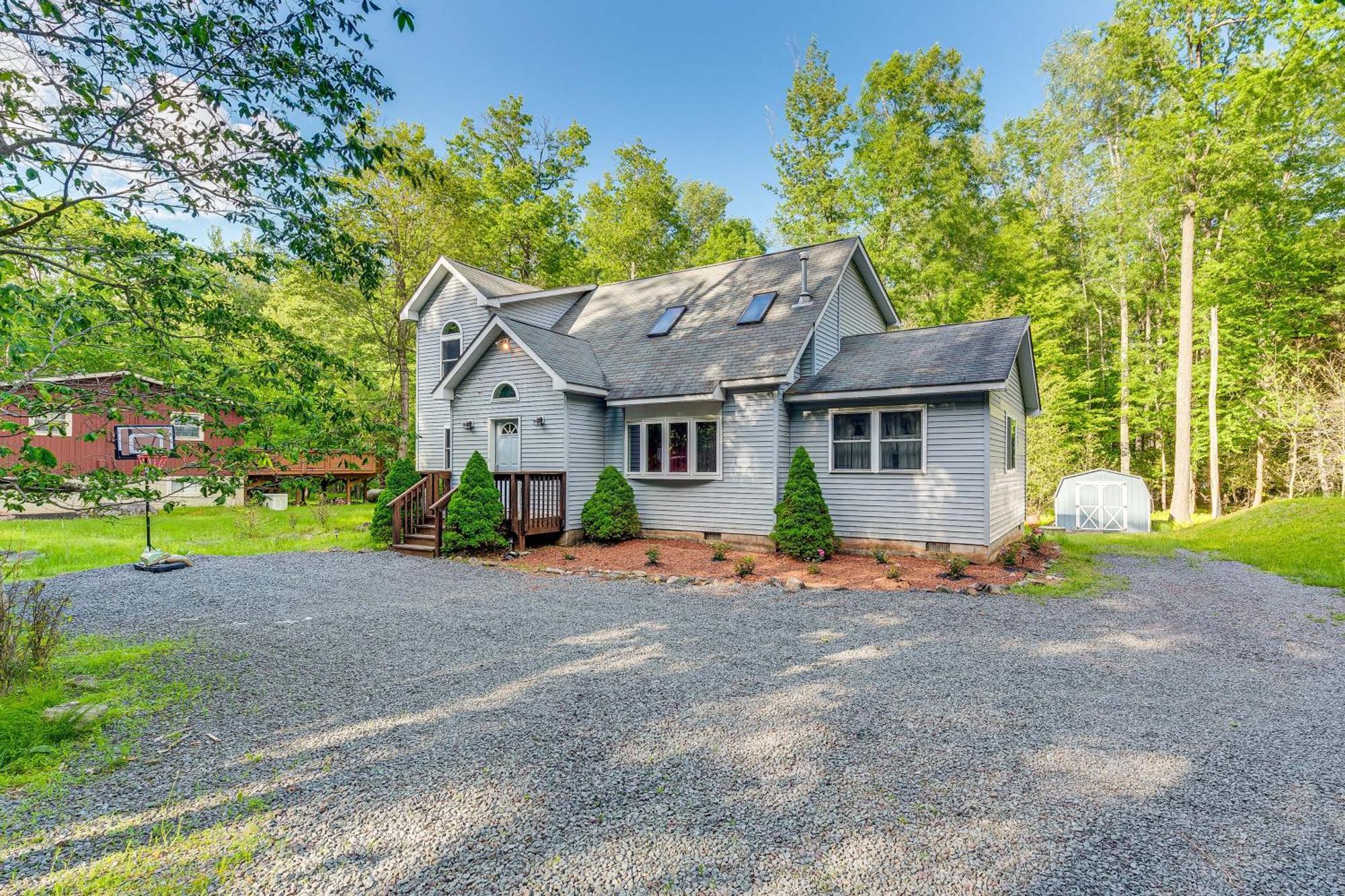 Pet-friendly Pocono Oasis With Hot Tub! * Pocono Lake