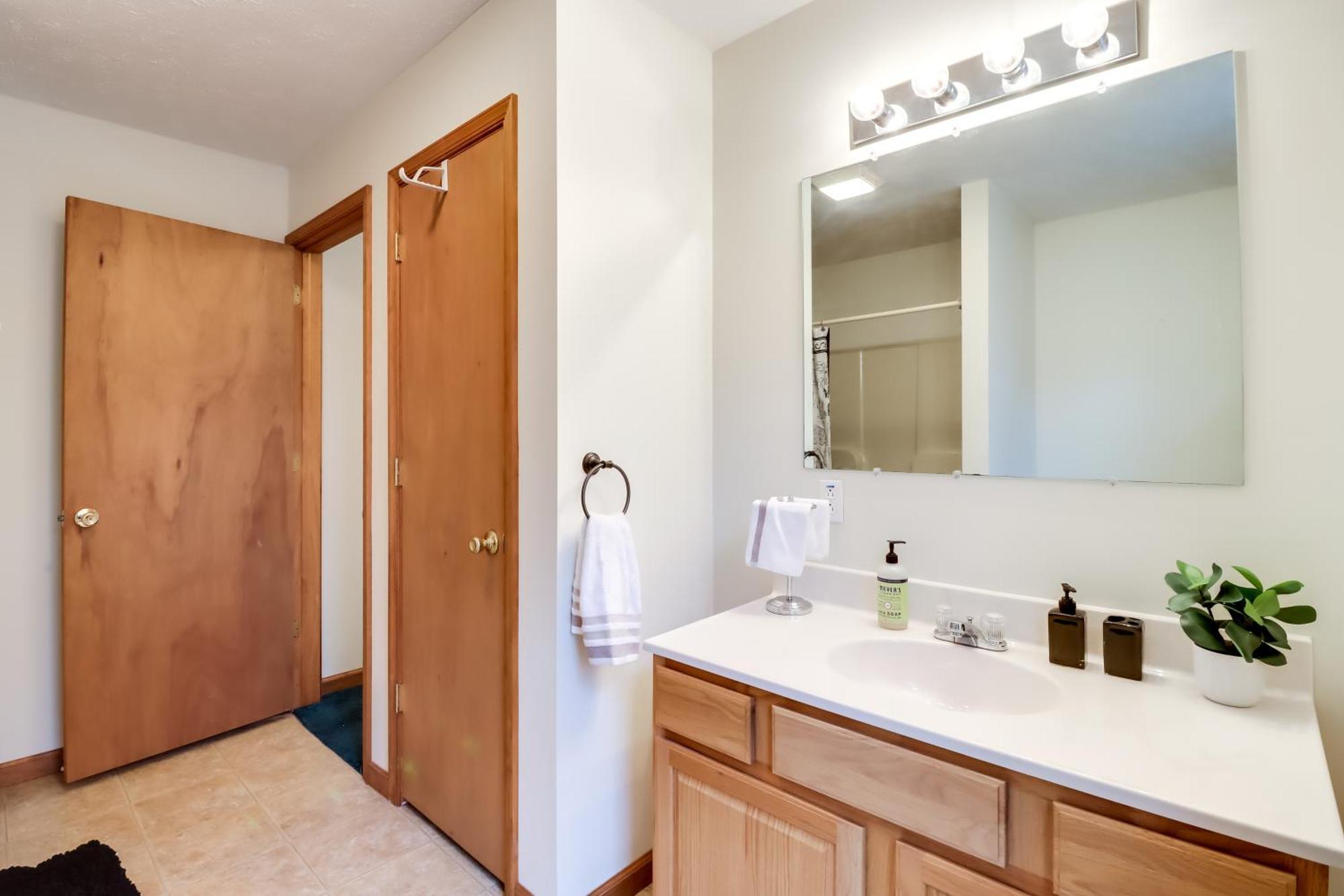 Pet-friendly Pocono Oasis With Hot Tub! Casa de férias Pocono Lake