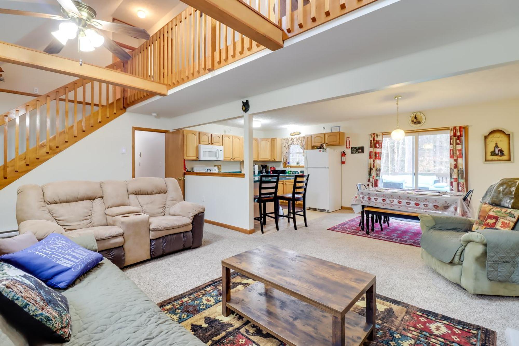 Casa de férias Pet-friendly Pocono Oasis With Hot Tub!