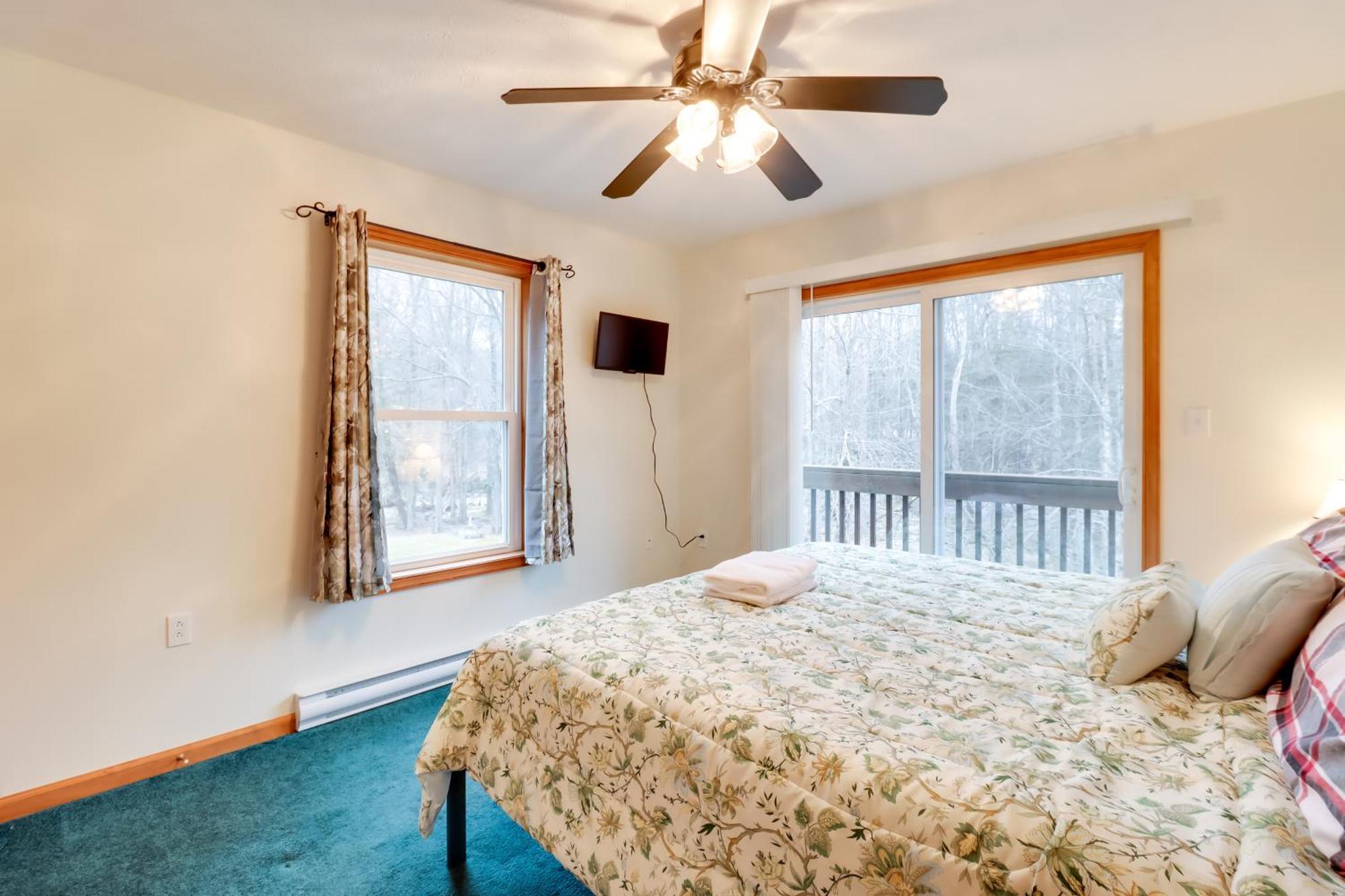 Casa de férias Pet-friendly Pocono Oasis With Hot Tub! *