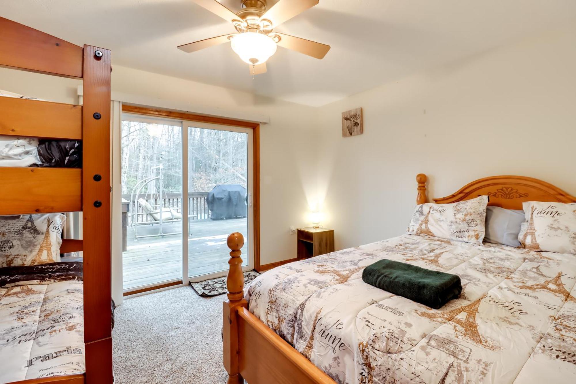 Pet-friendly Pocono Oasis With Hot Tub! Casa de férias Pocono Lake