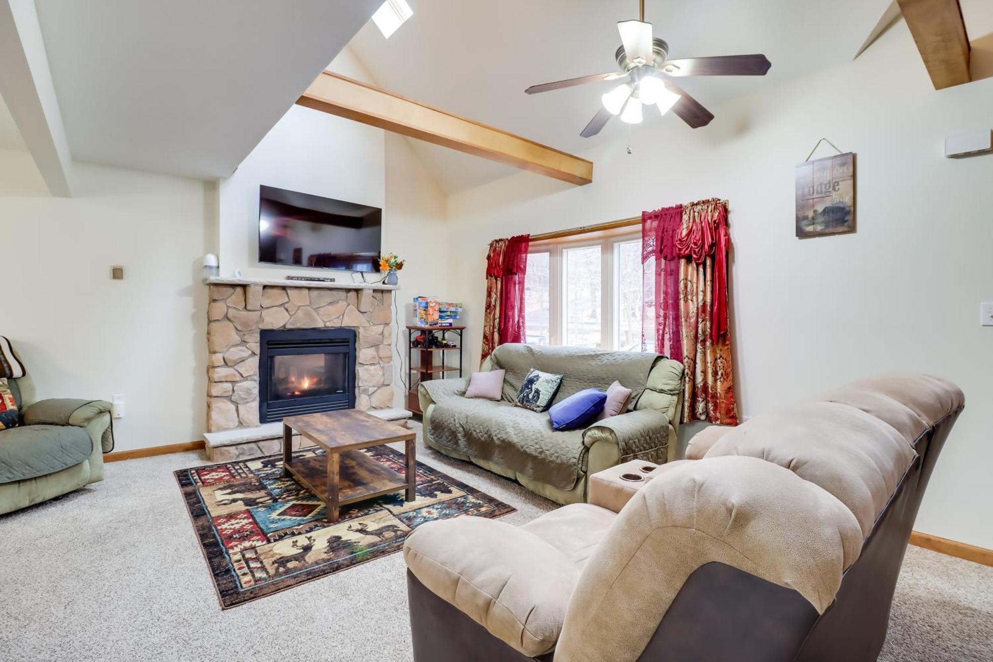 Pet-friendly Pocono Oasis With Hot Tub! Pocono Lake