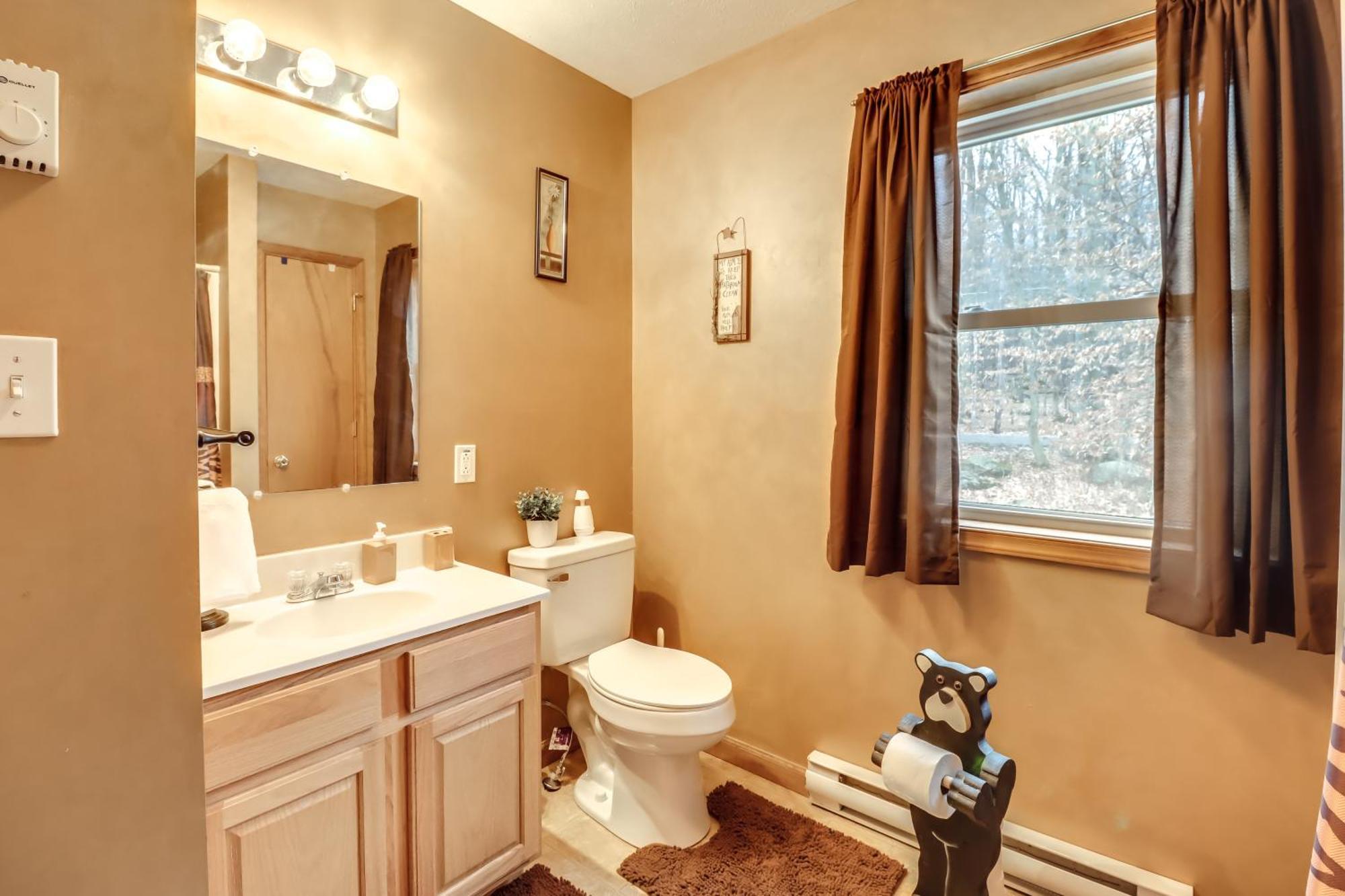 Casa de férias Pet-friendly Pocono Oasis With Hot Tub!